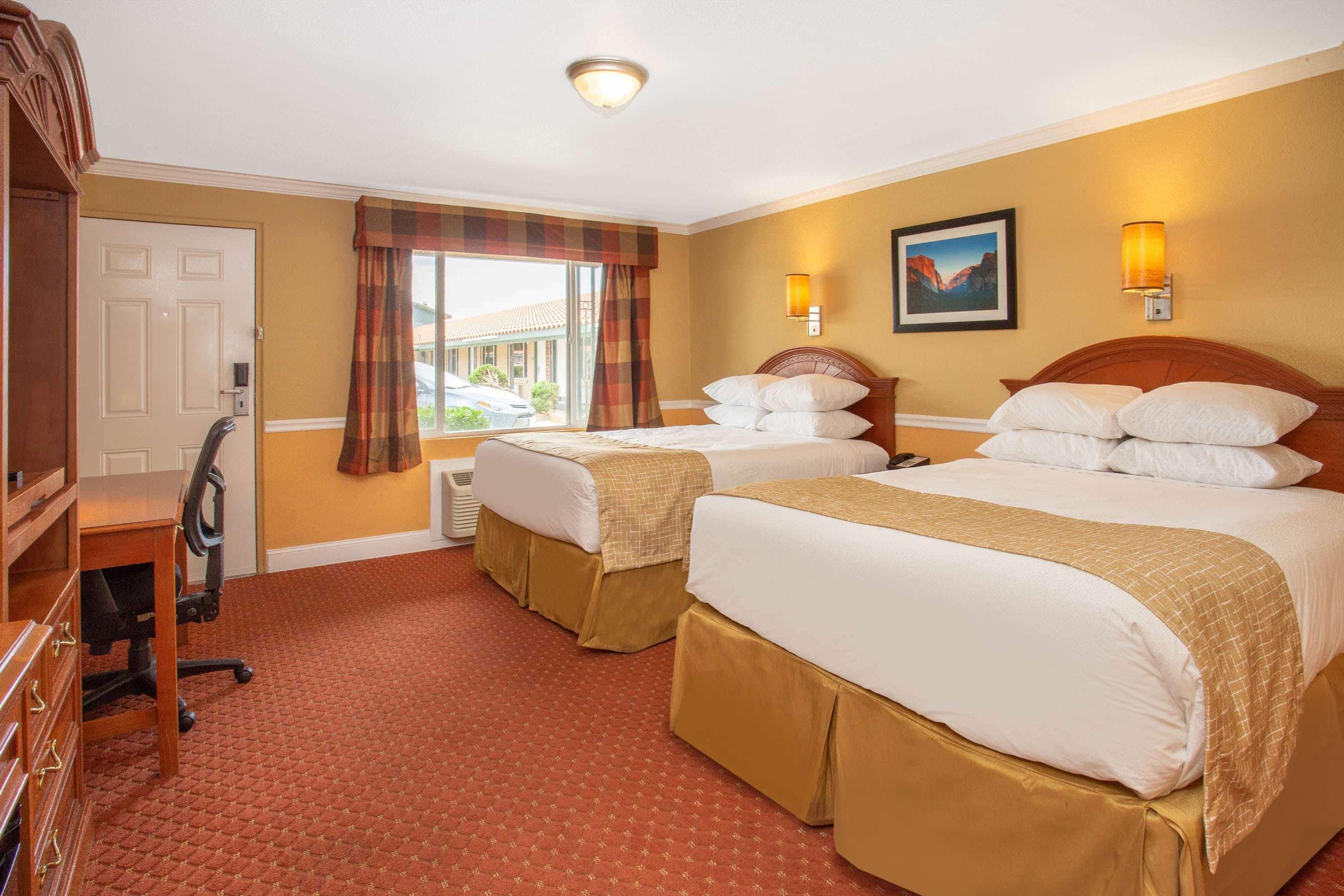 ทราเวลลอดจ์ บาย วินด์แฮม ฮอว์ทอร์น Motel ฮอร์ธอร์น ภายนอก รูปภาพ