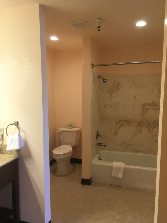 ทราเวลลอดจ์ บาย วินด์แฮม ฮอว์ทอร์น Motel ฮอร์ธอร์น ภายนอก รูปภาพ